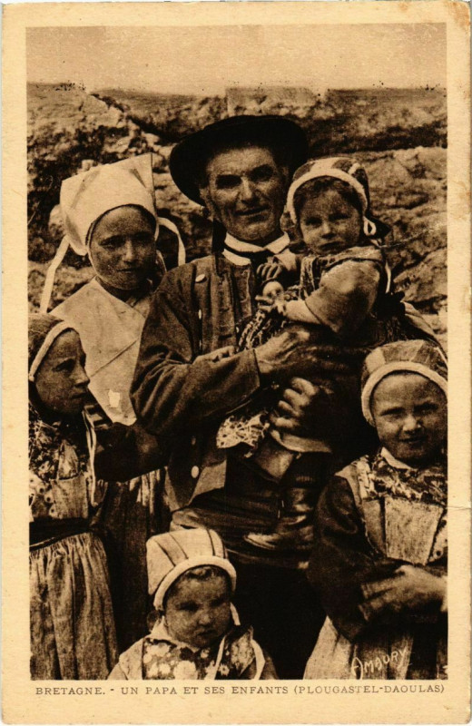 Carte postale ancienne Plougastel Daoulas- Un papa et ses enfants France à Daoulas