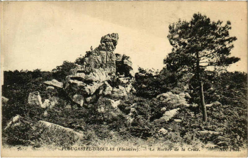 Carte postale ancienne Plougastel Daoulas- Le Rocher de la Croix France à Daoulas
