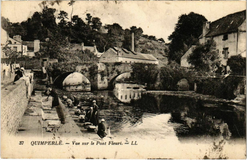 Carte postale ancienne Quimperle- Vue sur le Pont Fleuri France à Quimperlé