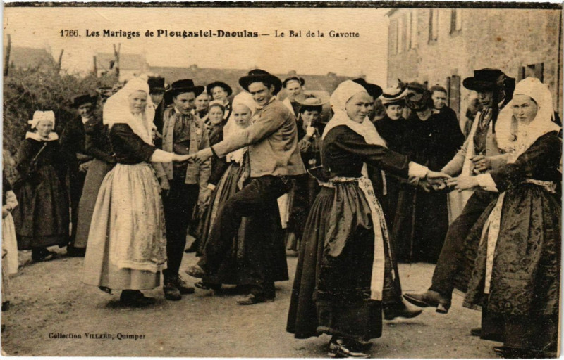Carte postale ancienne Plougastel Daoulas- Le Bal de la Gavotte France à Daoulas