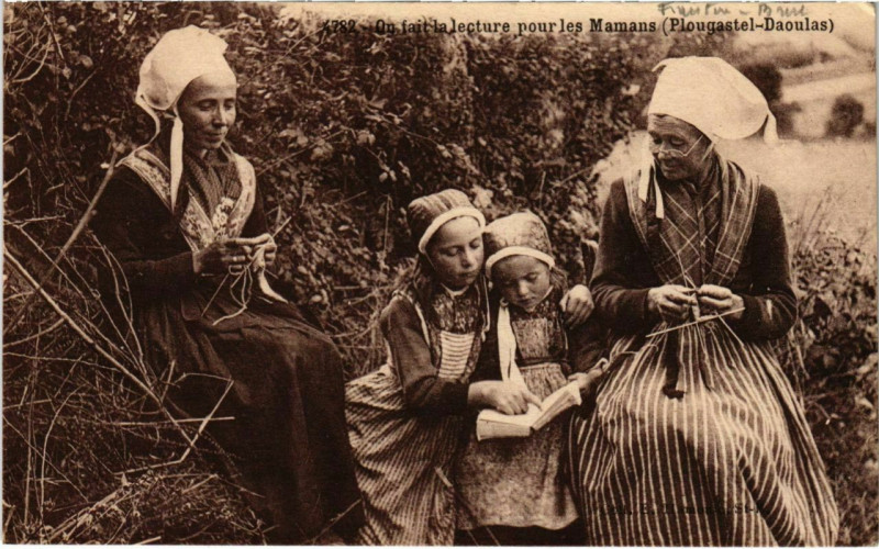 Carte postale ancienne Plougastel Daoulas- Ou Fait la lecture pour les Mamans France à Daoulas