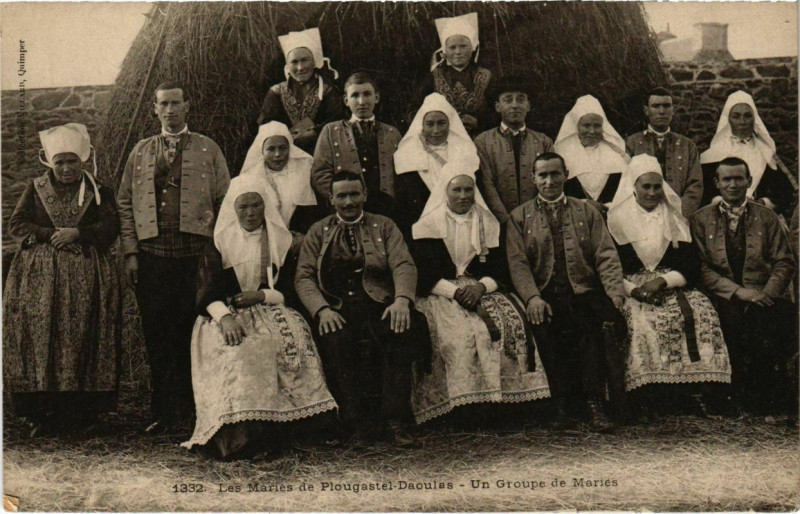 Carte postale ancienne Plougastel Daoulas- Les Maries, Un groupe de Maries France à Daoulas