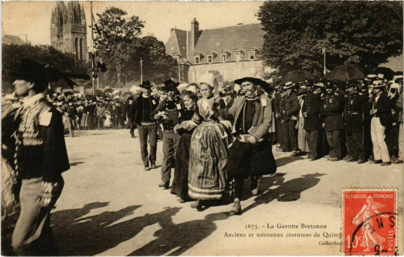Carte postale ancienne Quimperle- Ancien et nouveaux costumes France à Quimperlé