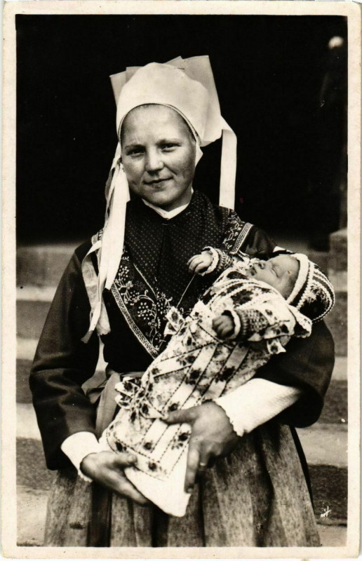 Carte postale ancienne Plougastel Daoulas- Jeune Femme France à Daoulas