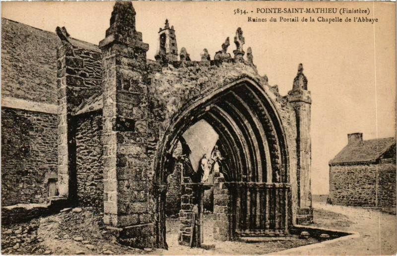 Carte postale ancienne Pointe-Saint-Mathieu - Ruines du Portail de la Chapelle
