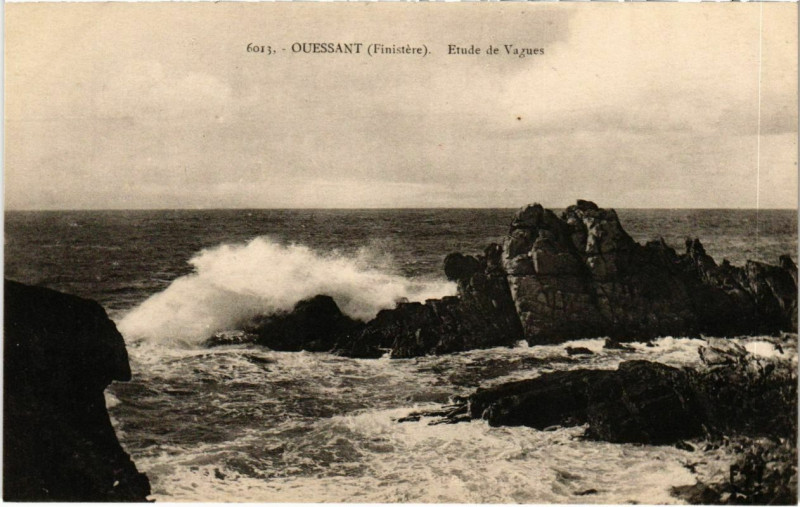 Carte postale ancienne Ouessant - Etude de Vagues à Ouessant