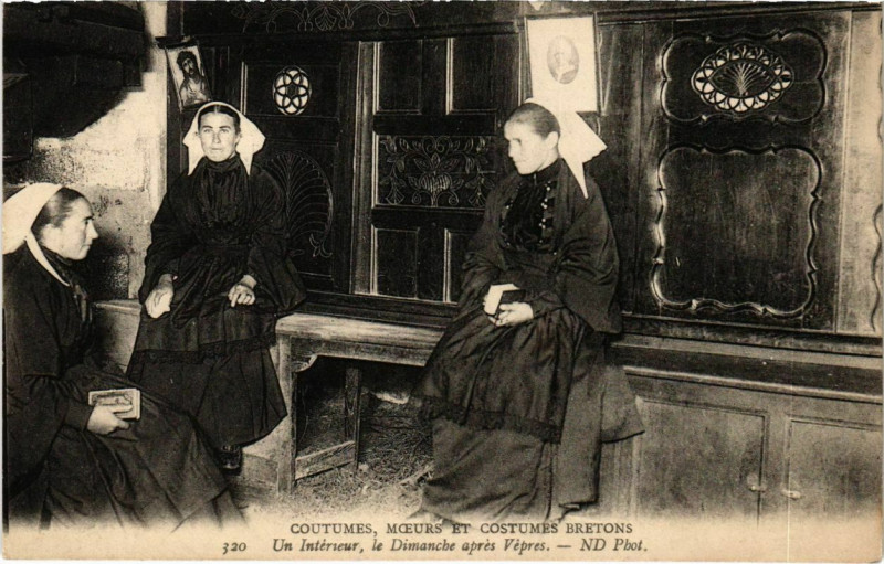 Carte postale ancienne Un Interieur - Le Dimanche apres Vepres - Types - Folklore