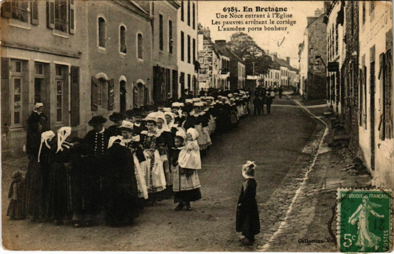 Carte postale ancienne Une Noce Entrant a l'Eglise - Folklore - En Bretagne