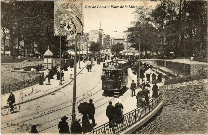 Carte postale ancienne Brest - Rue de Paris et Place de la Liberte à Brest