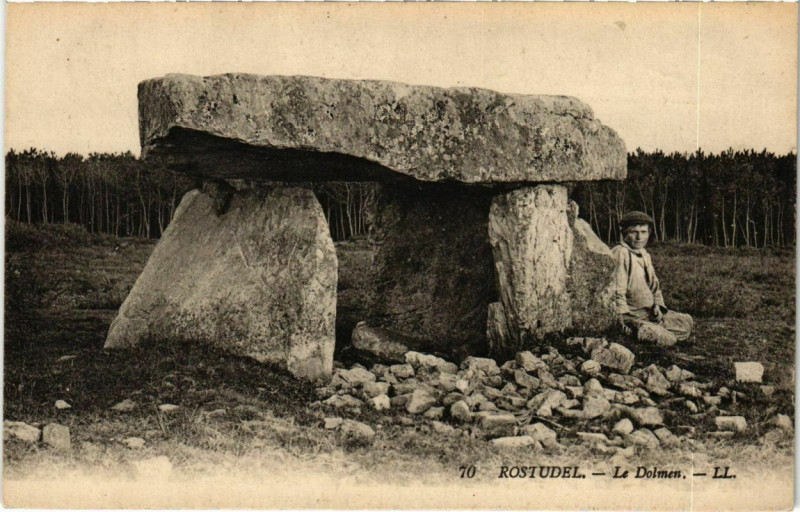 Carte postale ancienne Rostudel - Le Dolmen
