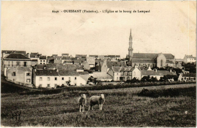 Carte postale ancienne Ouessant - L'Eglise et le Bourg de Lampaul à Ouessant