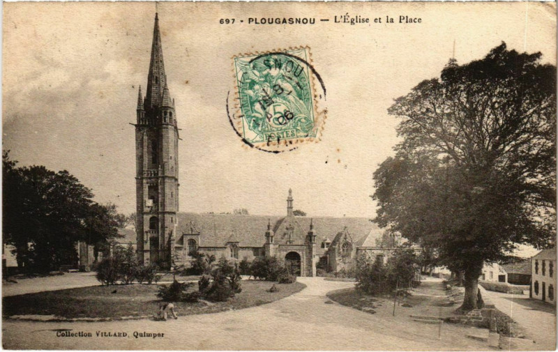 Carte postale ancienne Plougasnou - L'Eglise et la Place à Plougasnou