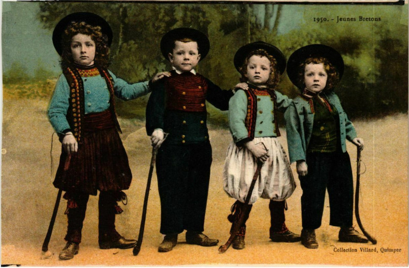 Carte postale ancienne Jeunes Bretons - Folklore