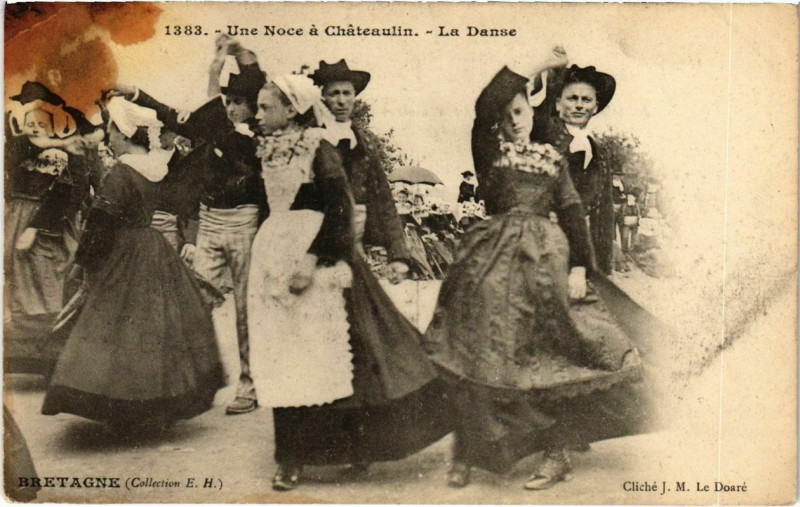 Carte postale ancienne Une Noce a Chateaulin - La Danse - Folklore à Châteaulin