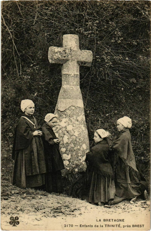 Carte postale ancienne Enfants de la Trinite pres Brest à Brest