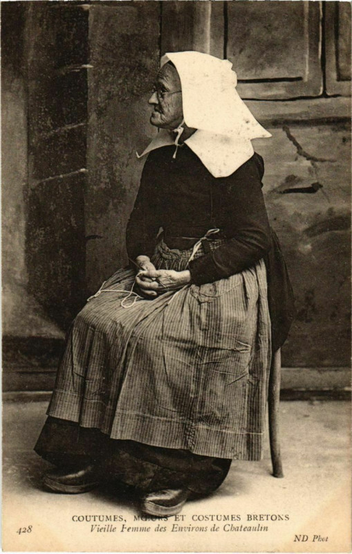 Carte postale ancienne Vieille Femme des Environs de Chateaulin - Type - Folklore à Châteaulin
