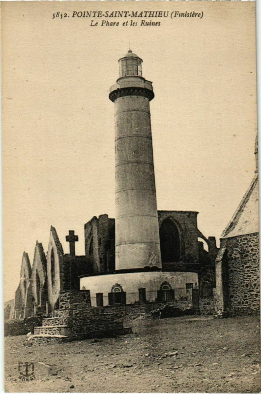 Carte postale ancienne Pointe-Saint-Mathieu - Le Phare et les Ruines