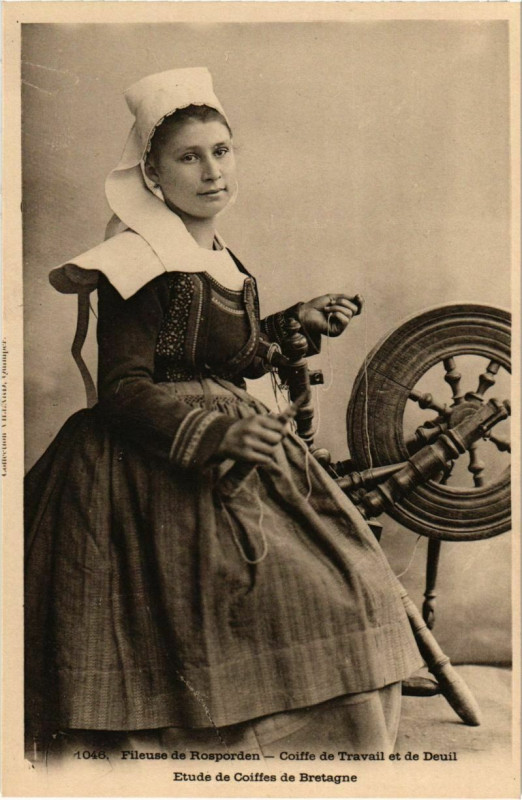 Carte postale ancienne Rosporden - Fileuse de Rosporden - Coiffe de travail et de deuil à Rosporden