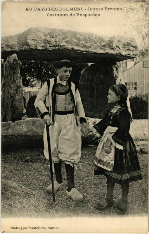 Carte postale ancienne Au Pays des Dolmens - Jeunes Bretons - Costumes de Rosporden à Rosporden