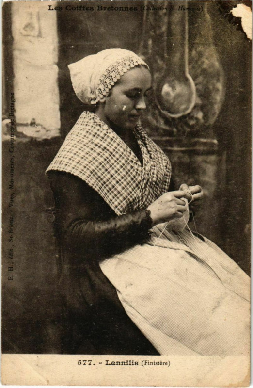 Carte postale ancienne Lannilis - Les Coiffes Bretonnes - Folklore - Type à Lannilis