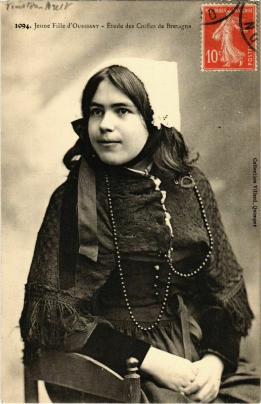 Carte postale ancienne Jeune Fille d'Ouessant - Etude des Coiffes de Bretagne à Ouessant
