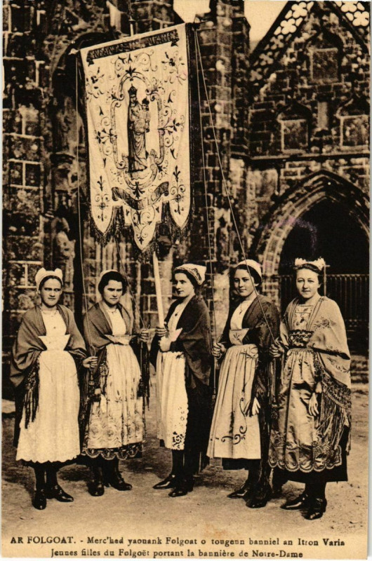 Carte postale ancienne Ar Folgoat - Jeunes Filles du Folgoet Portant la Banniere