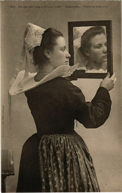 Carte postale ancienne Rosporden - Un Dernier Coup d'oeil a la Coiffe - Folklore à Rosporden