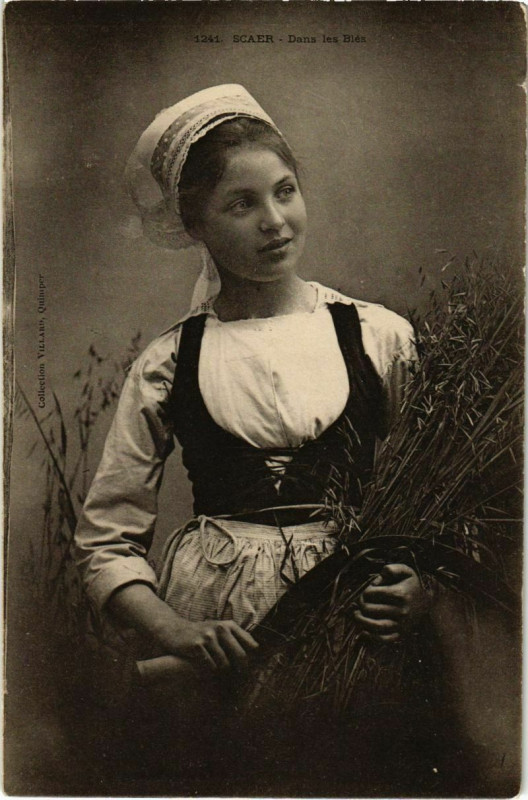 Carte postale ancienne Scaer - Dana les Bles - Jeune Fille - Type à Scaër