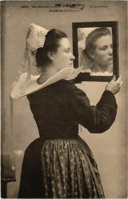 Carte postale ancienne Rosporden - Un Dernier Coup d'oeil a la Coiffe - Folklore à Rosporden