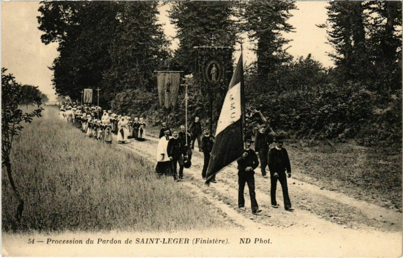 Carte postale ancienne Procession du Pardon de Saint-Leger