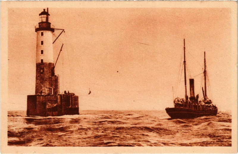 Carte postale ancienne Phare d'Armen - Transbordement d'un Gardien