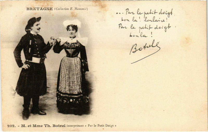 Carte postale ancienne M. et Mme. The. Botrel Interpretant Par le Petit Doigt - Folklore