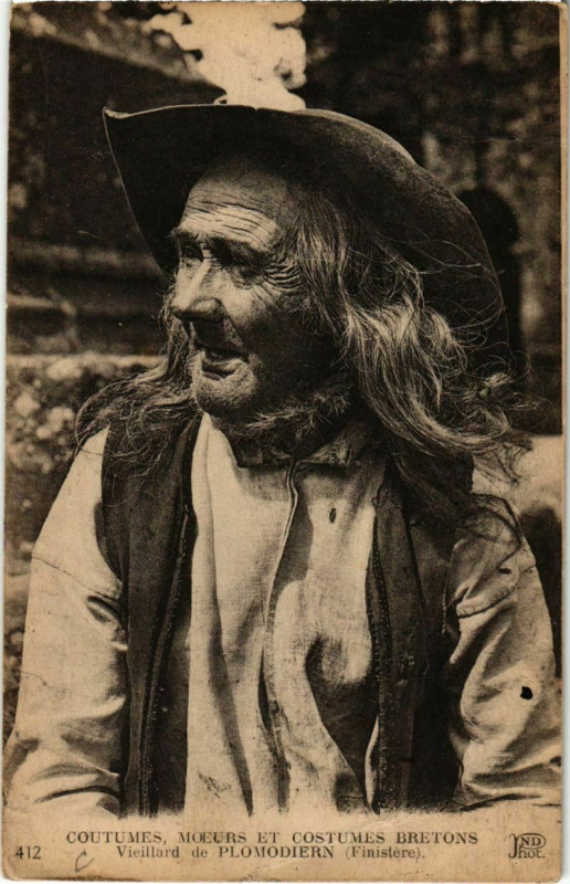 Carte postale ancienne Vieillard de Plomodiern - Coutumes Moeurs et Costumes Bretons à Plomodiern