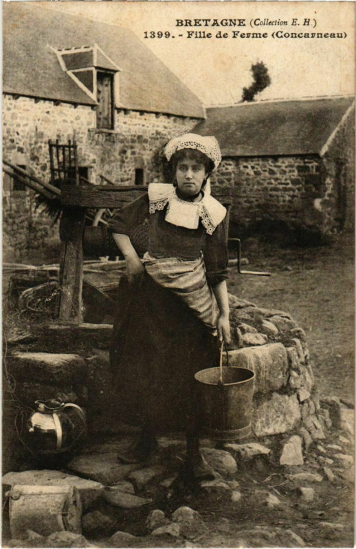Carte postale ancienne Concarneau - Fille de Ferme - Type à Concarneau