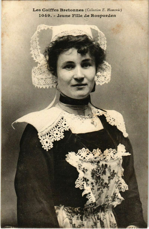 Carte postale ancienne Rosporden - Jeune Fille de Rosporden - Les Coiffes Bretonnes à Rosporden