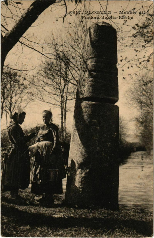 Carte postale ancienne Ploeven - Menhir dit Fuseau de Sainte-Barbe à Ploéven