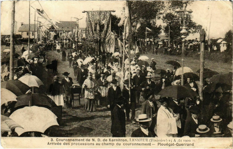 Carte postale ancienne Lanmeur - Couronnement de N. D. de Kernitron à Lanmeur