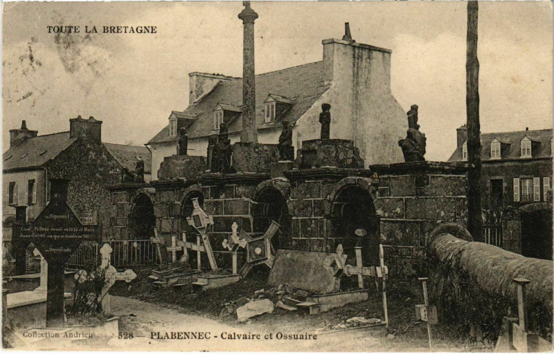 Carte postale ancienne Plabennec - Calvaire et Ossuaire à Plabennec