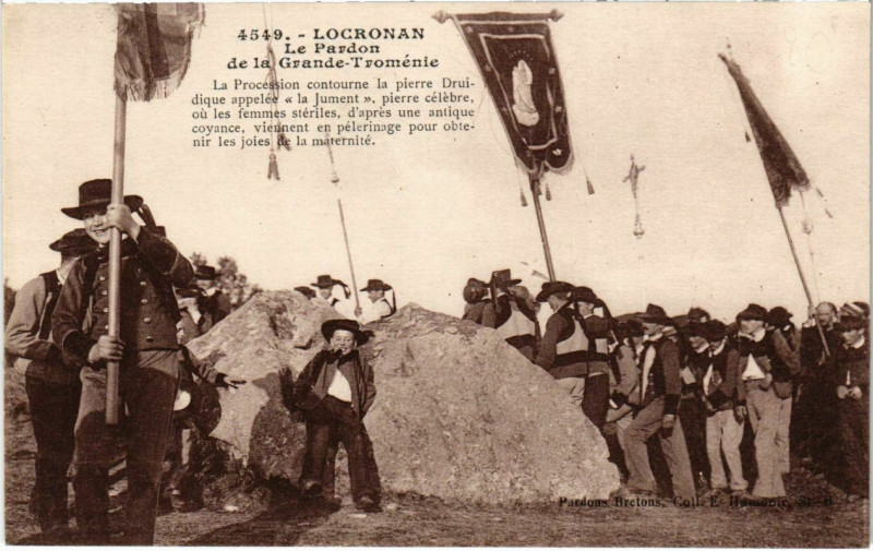 Carte postale ancienne Locronan - Le Pardon de la Grande-Tromenie à Locronan