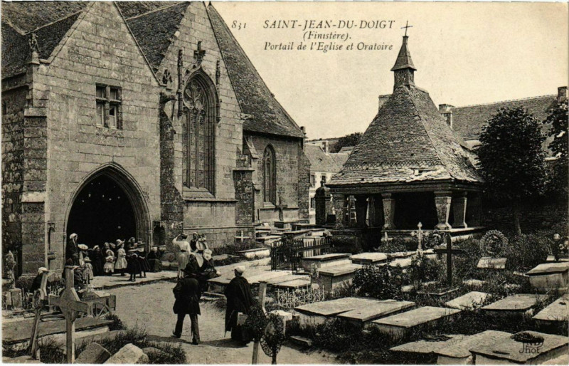 Carte postale ancienne Saint-Jean-du-Doigt - Portail de l'Eglise et Oratoire à Saint-Jean-du-Doigt