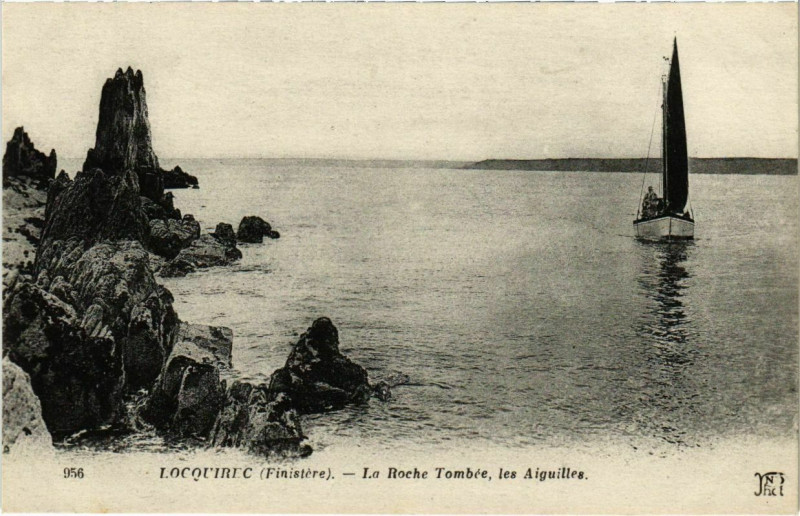 Carte postale ancienne Locquirec - La Roche Tombee - Les Aiguilles à Locquirec
