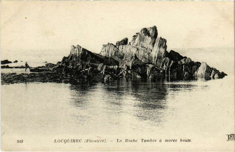 Carte postale ancienne Locquirec - La Roche Tombee a Maree Haute à Locquirec
