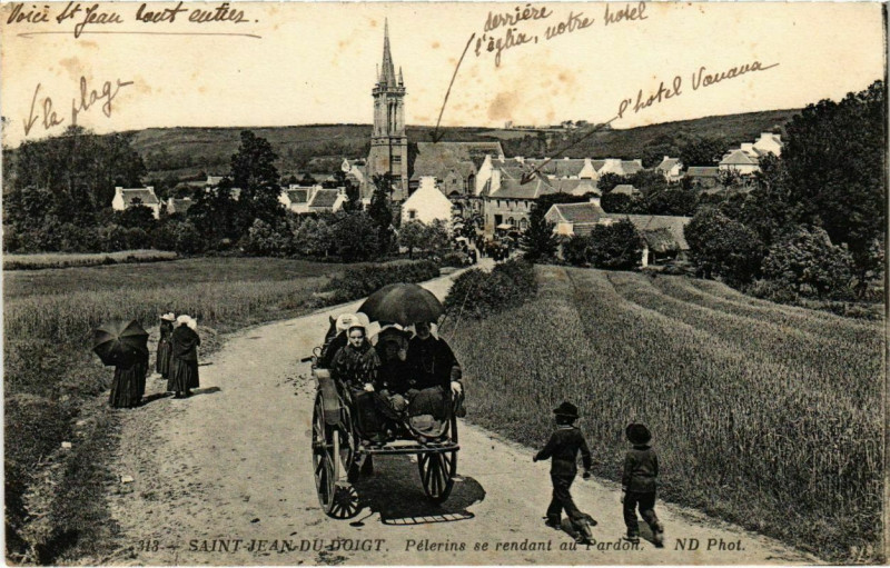 Carte postale ancienne Saint-Jean-du-Doigt - Pelerins se Rendant au Pardon à Saint-Jean-du-Doigt
