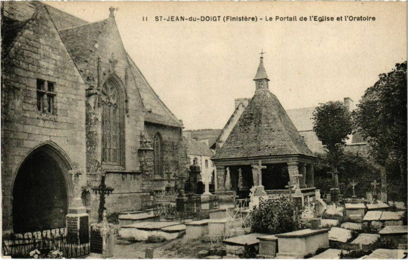 Carte postale ancienne Saint-Jean-du-Doigt - Le Portail de l'Eglise et l'Oratoire à Saint-Jean-du-Doigt