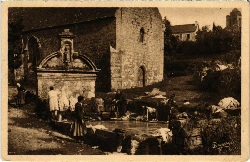 Carte postale ancienne Locronan - Fontaine de N.-D. De Bonne Nouvelle à Locronan