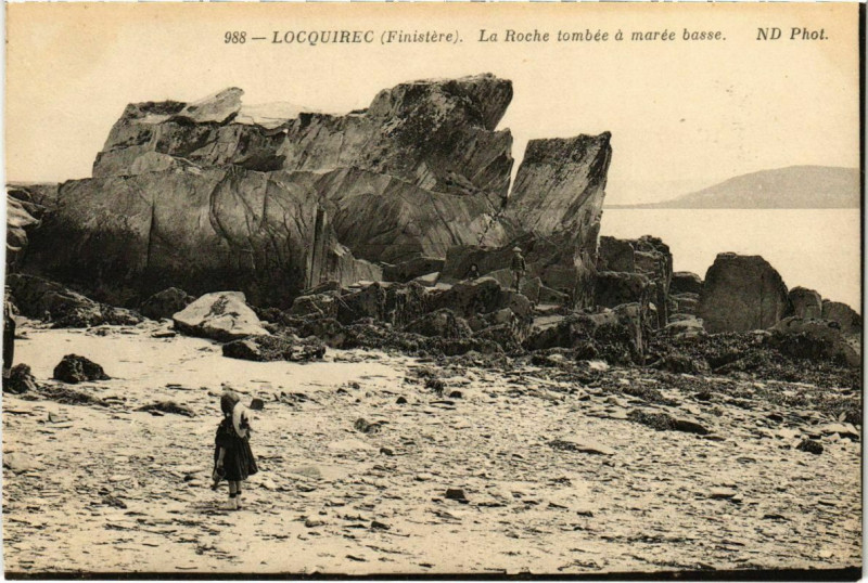 Carte postale ancienne Locquirec - La Roche Tombee a Maree Basse à Locquirec