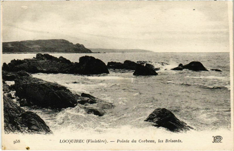 Carte postale ancienne Locquirec - Pointe du Corbeau - Les Brisants à Locquirec