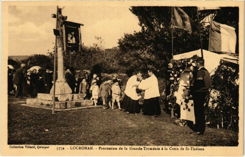 Carte postale ancienne Locronan - Procession de la Grande-Tromenie à Locronan