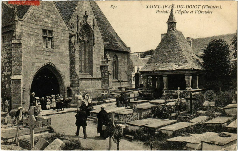 Carte postale ancienne Saint-Jean-du-Doigt - Portail de l'Eglise et l'Oratoire à Saint-Jean-du-Doigt