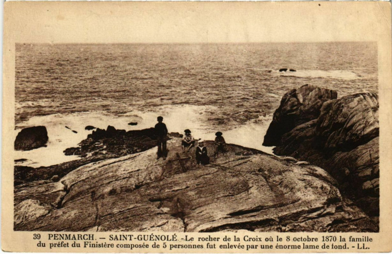 Carte postale ancienne Penmarch - Saint-Guenole - Le Rocher de la Croix à Penmarch